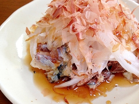 鯖缶玉ねぎかつお節サラダ